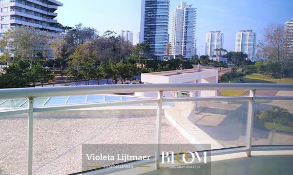 Hermoso apartamento de 3 dormitorios y dependencia, Ocean Drive, Punta del Este.