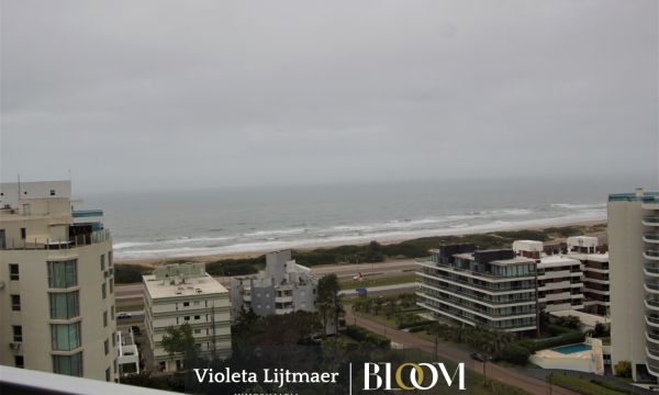 Esquinero con vista al mar